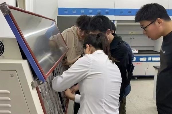 LIB et l'Université Xi 'an Jiaotong travaillent à nouveau ensemble pour installer et déboguer la chambre d'essai de vieillissement UV