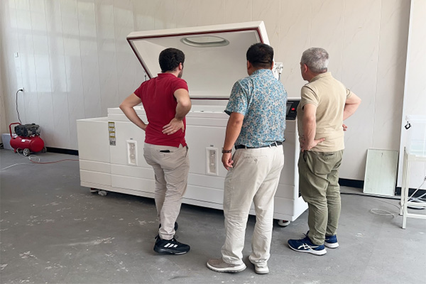 LIB a accueilli des partenaires de Pologne et d'Italie pour visiter et discuter de la promotion de sa gamme complète de chambres d'essais environnementaux